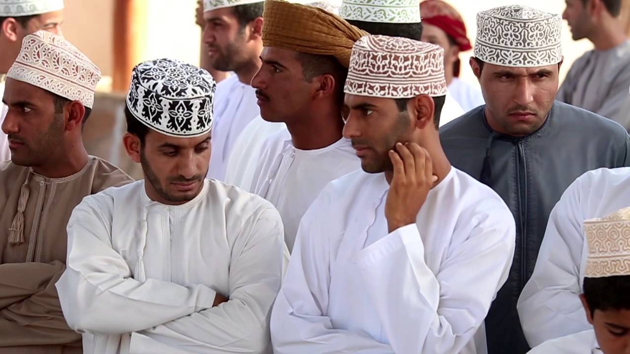 Коло омани. Ибри Оман. Арабы Омана. Национальная одежда арабов. Оманский головной убор.